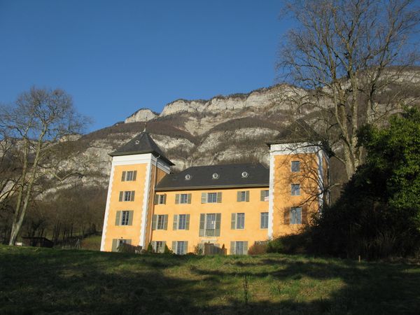 Studio Chez O'Connor's vintage cabin
À côté d'un château entre Aix les Bains et Chambery.