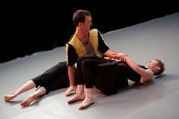“This is what we do in winter”, choreographed by Cid Pearlman, created with and performed by Tiina Mölder, Helen Reitsnik, Rain Saukas, Alexis Steeves, David King, Photo: Beau Saunders