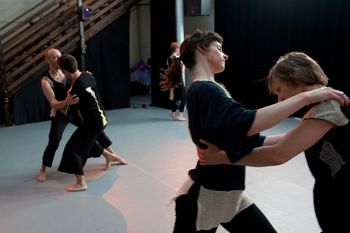 “This is what we do in winter”, choreographed by Cid Pearlman, created with and performed by Tiina Mölder, Helen Reitsnik, Rain Saukas, Alexis Steeves, David King, Photo: Beau Saunders
