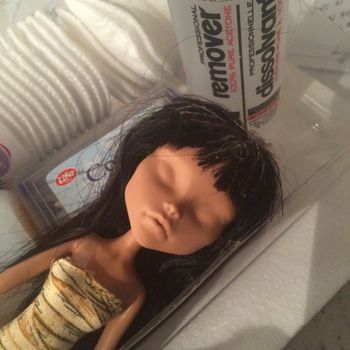 Dee was created using Monster High's Cleo doll. The gold highlights were plucked out to keep her colour dark brunette.