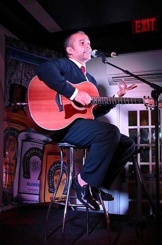 Donato cantando delante de todos sus invitados en su Fiesta Privada para el lanzamiento de su nuevo disco