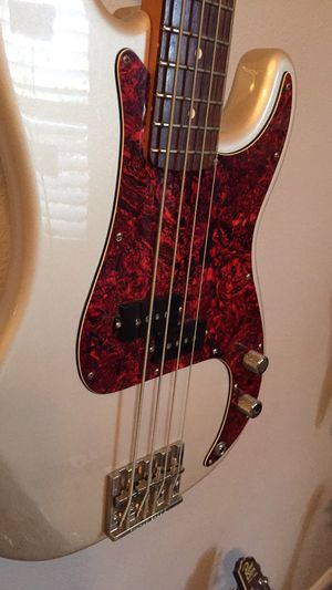 P-bass, blizzard pearl.