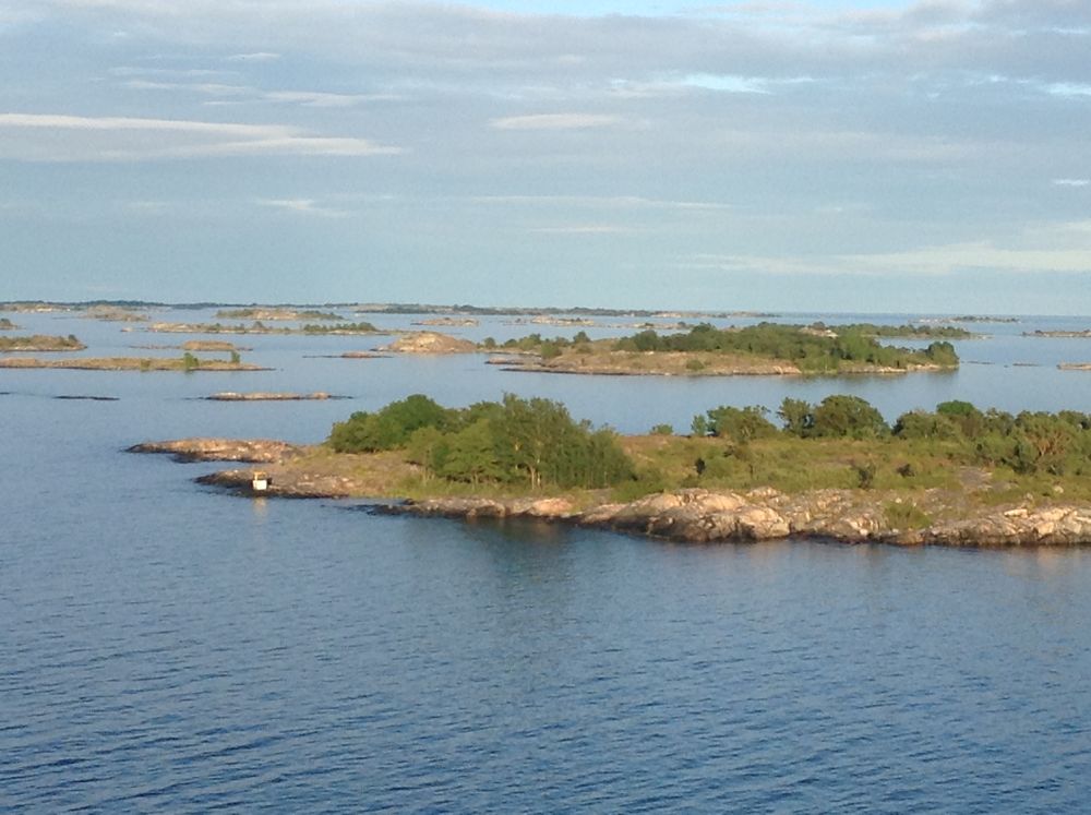 After a couple days in Sweden rehearsing with Mattias, visiting the Linnaeus gardens in Uppsala, and walking around Stockholm, I boarded a gigantic 11-story ferry for the stunning 6-hour journey through Stockholm's archipelago out into the Baltic Sea. Destination: Mariehamn, capital of the Åland Islands, a Swedish-speaking part of Finland.