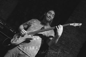 <b>TOM MASLOWSKI (Bass)</b>
