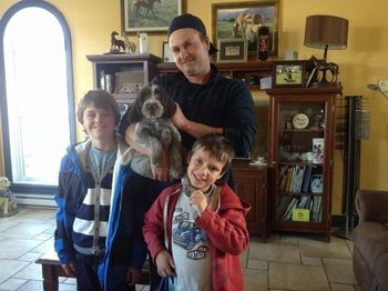 Whiskey Janus ArcandCiel
avec une partie de sa nouvelle famille /part of his new family
Martin,Caleb,Tristan