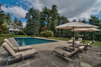 Relax poolside
