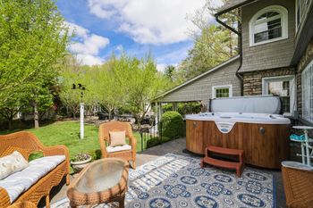 Hot tub area
