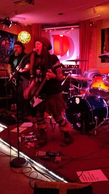 12.31.2017 @ Darrell's Tavern - Photo by Tecate Don
