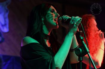 Anna Petracca (vocals)
