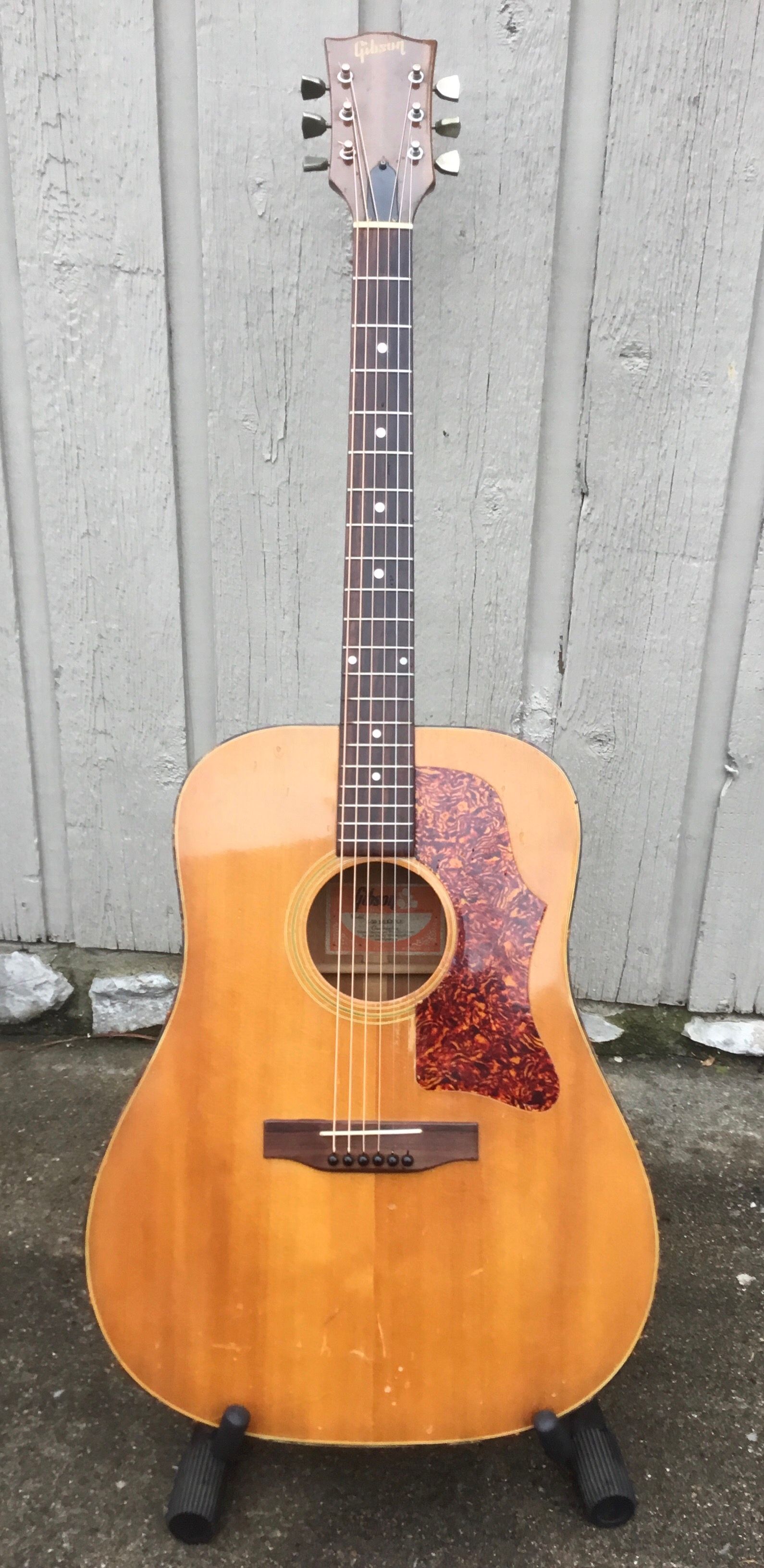 1973-1975 Gibson J-50 Deluxe Acoustic Guitar - The Legendary Rich 