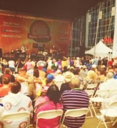 Sunday Greg Hanna entertains a jammin' crowd of Music Fans! on the BUD LIGHT STAGE!
