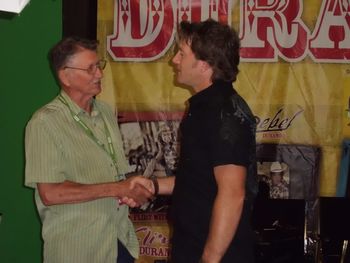 Greg signs and greets fans at CMA MUSIC FEST in the FAN FAIR HALL!
