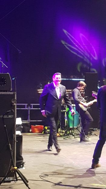 Nick Kendall performing with Tony Hadley
