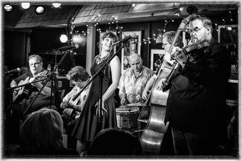 Annie & The Hot Club 3 b+w
