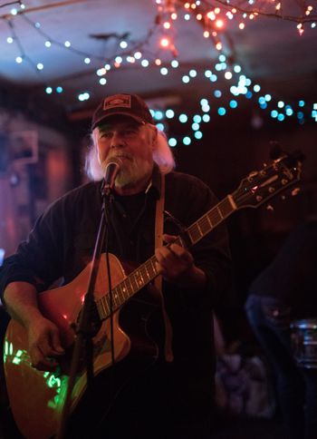 The one & only...Bob! Singing some songs from his brand new CD "Windmills & Wheatfields" Great CD!!
