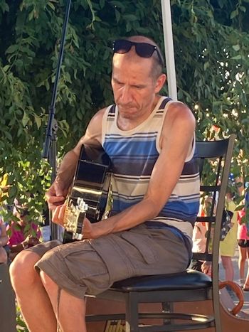 Howie at Dickson Street Festival in Dickson, TN 6-25-22 photo by Gwen Holt
