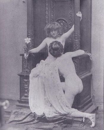 Eva Palmer (kneeling) before Natalie Barney
