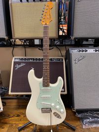 Squier FSR Classic Vibe '60s Stratocaster - Olympic White