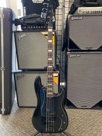 Fender Duff McKagan Deluxe Precision Bass - Black