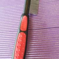 Comb with handle-rotating pins 