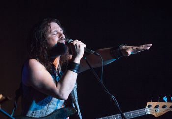 Get up stand up//Credit Claude Dufresne
