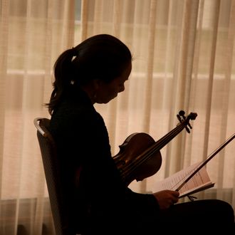 violin player in Chicago silhouette