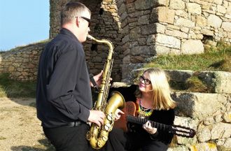 sax and guitar duo play music in jersey