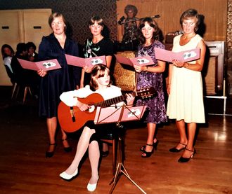 solo guitarist performing with singers at hotel in Jersey