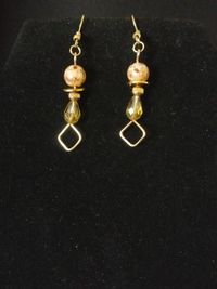 Gold tone beige speckled bead (1Ge)