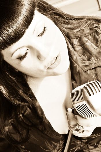 Elle Mae-Promo Shot- Thom Lawrence Photography
