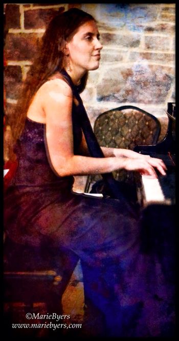 Lara Driscoll (piano), Marie Byers (photo)
