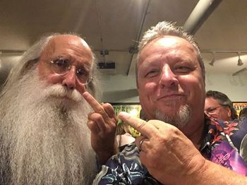 BACKSTAGE WITH TOTO AND LEE SKLAR AND HIS INFAMOUS 1 FINGER SALUTE !
