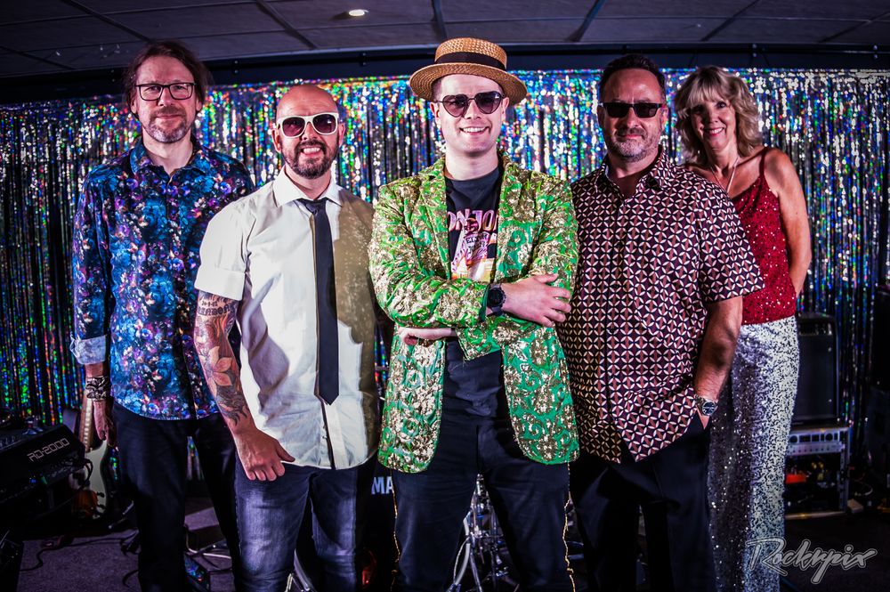 Right to left: Dave Jackson - Lead Guitar, Mike Chappell - Drums, Jamie Bull - Vocals/Piano, Tom Rowlands - Bass Guitar, Caroline Maynard - Backing Vocals