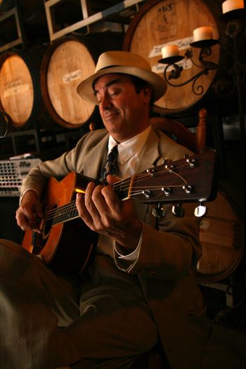 David in vino guitara-Stonefield Cellars-photo Natalie Wurz
