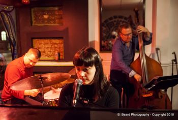 Hannah Barstow Trio, feat. Robin Claxton (d) and Pat Collins (b)
