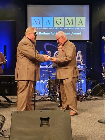 Gary presents the Award to Rick.
