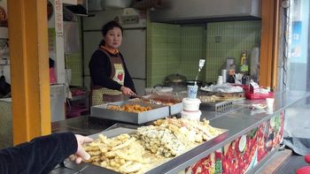 There were little food stands and restaurants everywhere!
