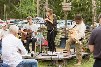 Folk music trio Nordklang live at Fagerbacka 2016. Photo Fredrik Djupsjöbacka.
