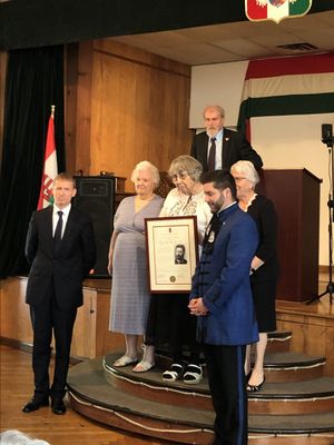 Erika Papp-Faber, Zsusza Lengyel, Karolina Szabo receiving recognition plaque from Peter B Nagy of the New York Consulate for their fantastic work on the Magyar News Online.