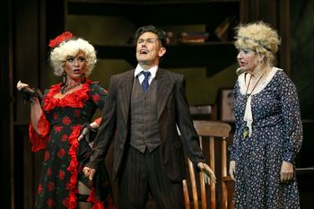 Emily Trebicki, MiG, & Su Pollard in ANNIE - New Zealand Tour (Photo: Hagen Hopkins)
