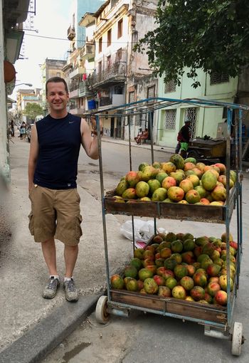 LOTS of fresh mangos in Havana this day
