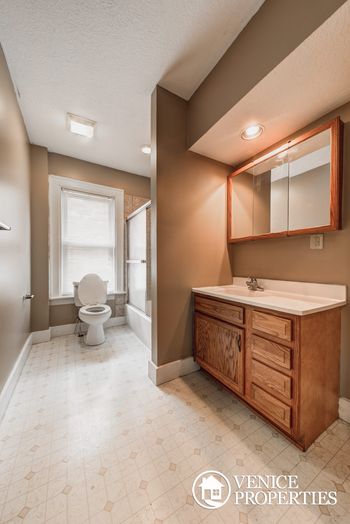 Full bathroom on second floor
