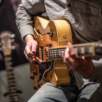 Mike Bryce at Hooligan's Grill, February 2019 (photo by Lad Strayer)
