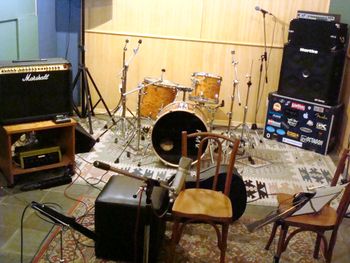 Guitarist Fernando Caneca’s setup @ Fernanda Froes-Pruett’s recording sessions at Estudio Cayres - São Paulo, SP, Brazil - Copyright © 2018 Double Feather Productions. All rights reserved.
