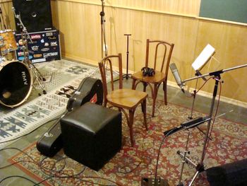 Guitarist Fernando Caneca’s setup @ Fernanda Froes-Pruett’s recording sessions at Estudio Cayres - São Paulo, SP, Brazil - Copyright © 2018 Double Feather Productions. All rights reserved.
