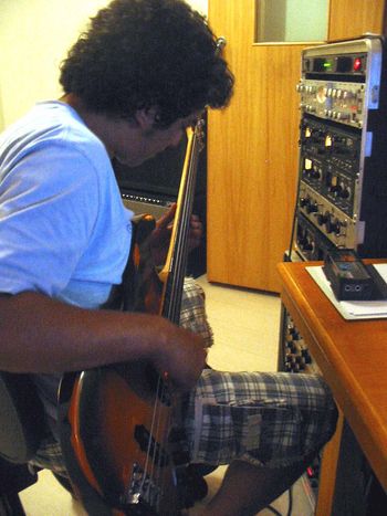 Bassist Arthur Maia @ Fernanda Froes-Pruett’s recording sessions at Estudio Cayres - São Paulo, SP, Brazil - Copyright © 2018 Double Feather Productions. All rights reserved.
