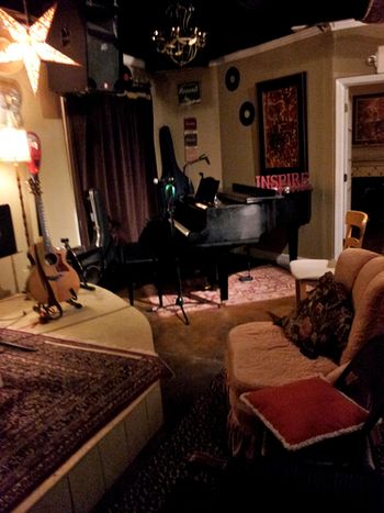 Ragamuffin Music Hall is a fantastic venue in Roswell, GA. They have a warm intimate environment designed as a "listening room". Kurt Scobie played their beautiful baby grand piano.
