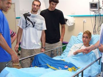 Ami Ortiz being visited by members of the Israeli basketball team.
