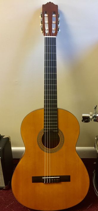 Yamaha CG-40 Nylon String Guitar. Right handed. Comes with case. 