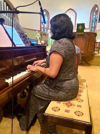 Switching between piano and organ at this Episcopalian Church's worship service
